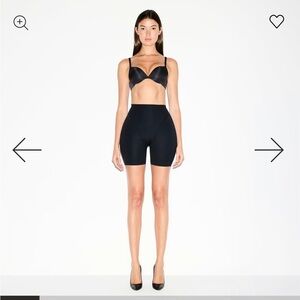NWT SKIMS BUTT AND HIP ENHANCING MID THIGH
SHORT
